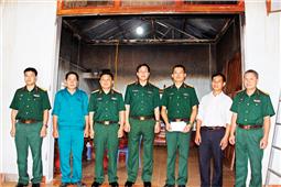 Tặng quà hỗ trợ quân nhân bị thiệt hại do hỏa hoạn